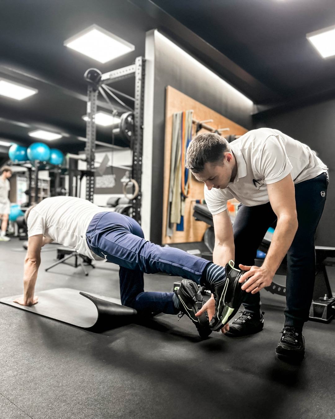 kineziolog pomaga pacientu