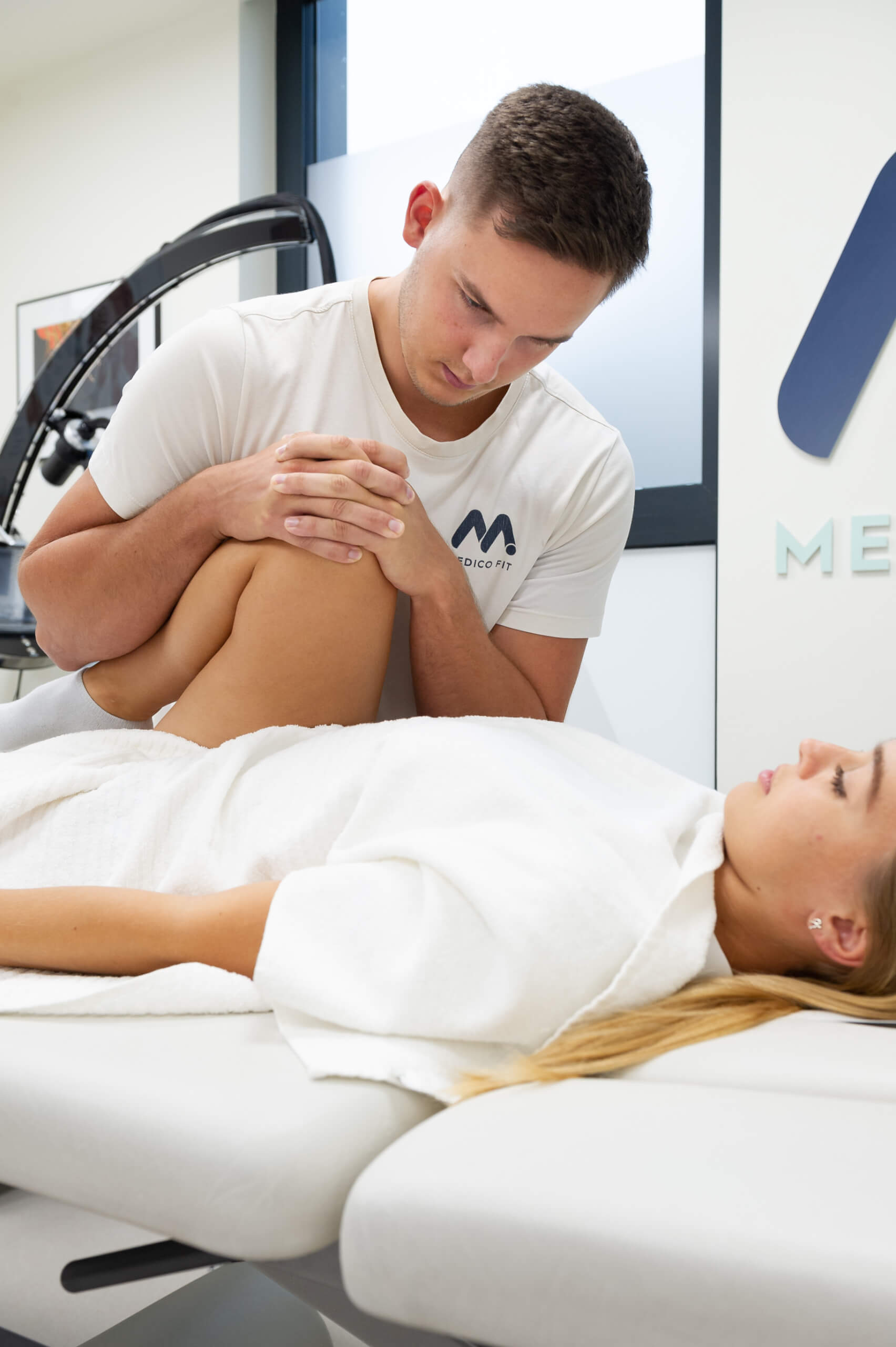 Fizioterapevt Medicofit izvaja fizioterapijo proti bolečinam kolka