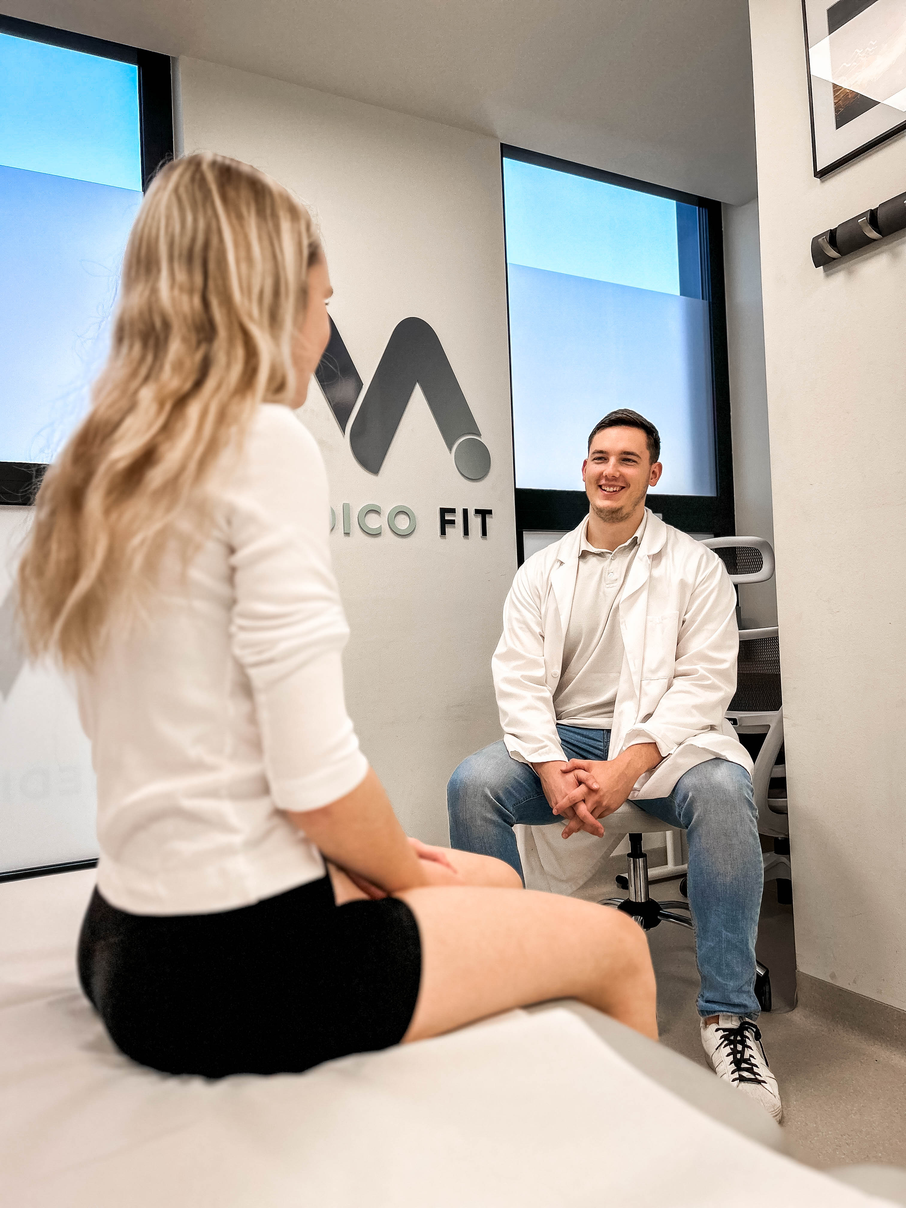 fizioterapevt svetuje pacientki