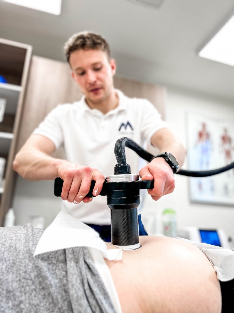 fizioterapevt uporablja PERISO terapijo