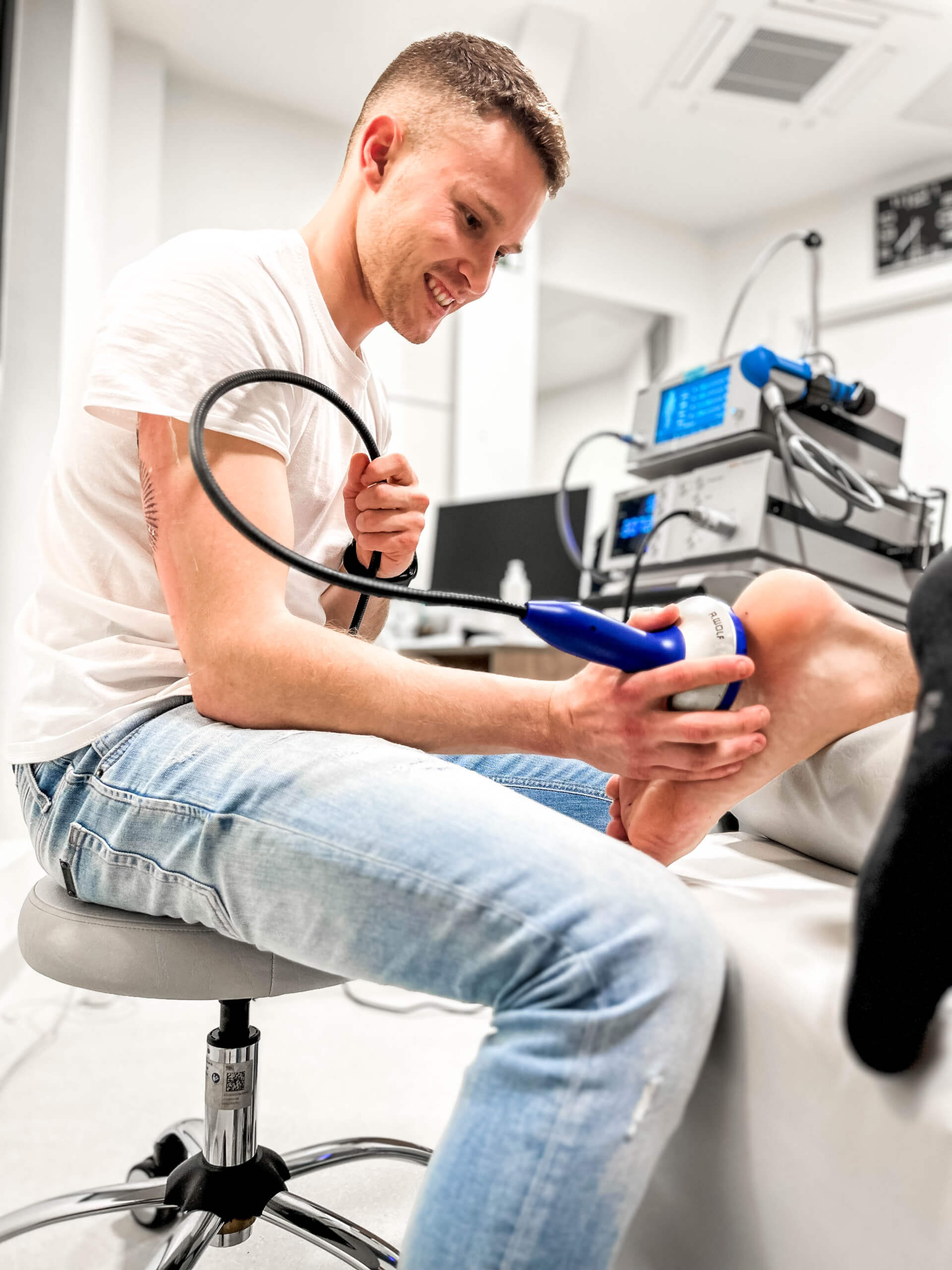 fizioterapevtsko zdravljenje travmatske poskodbe stopala z aparaturo