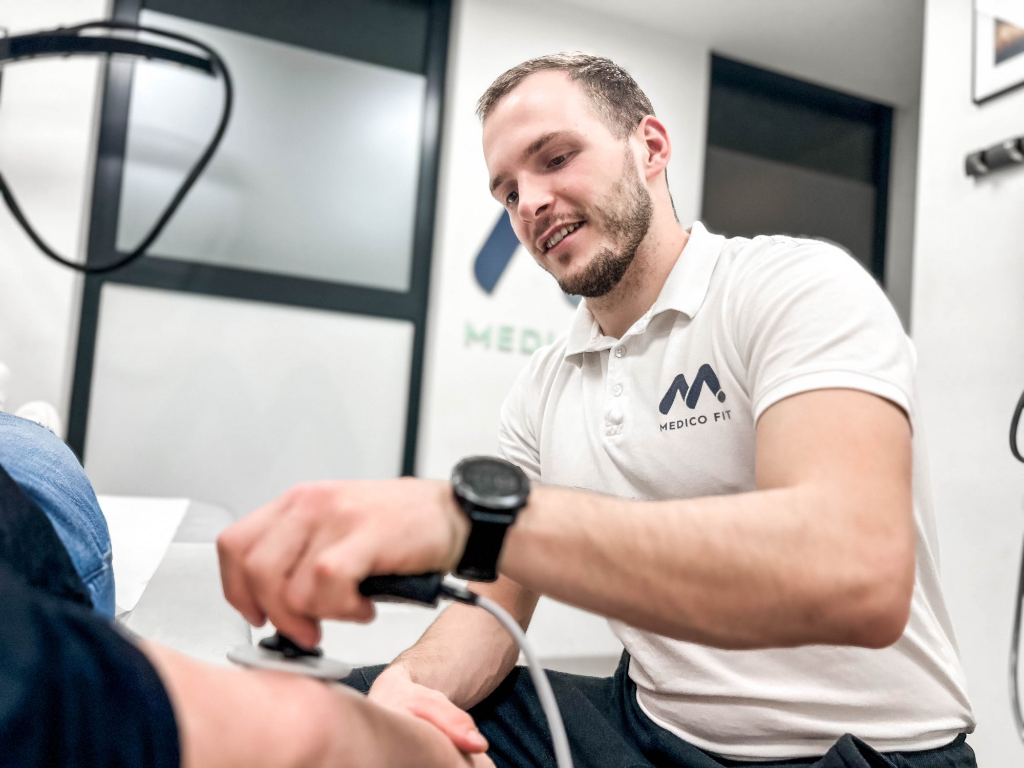 fizioterapevt z orodje zdravi komolec