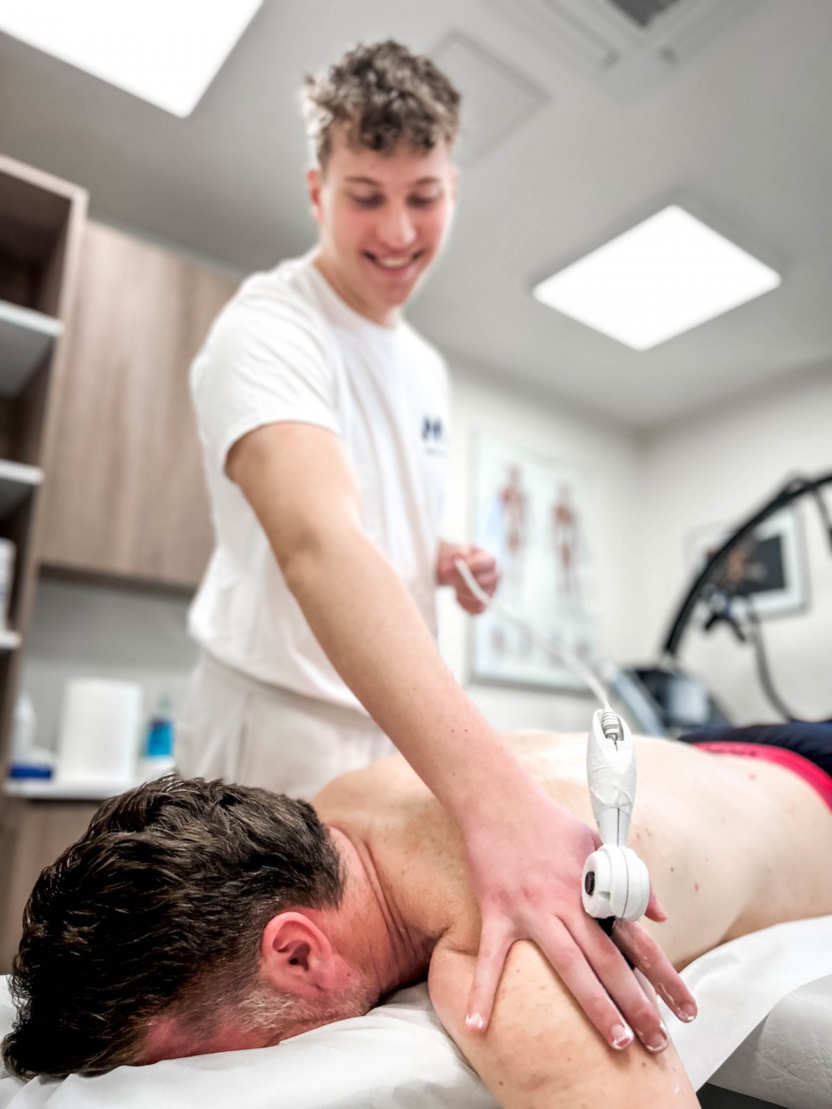 fizioterapevtsko zdravljenje ramena, s sodobnimi napravami