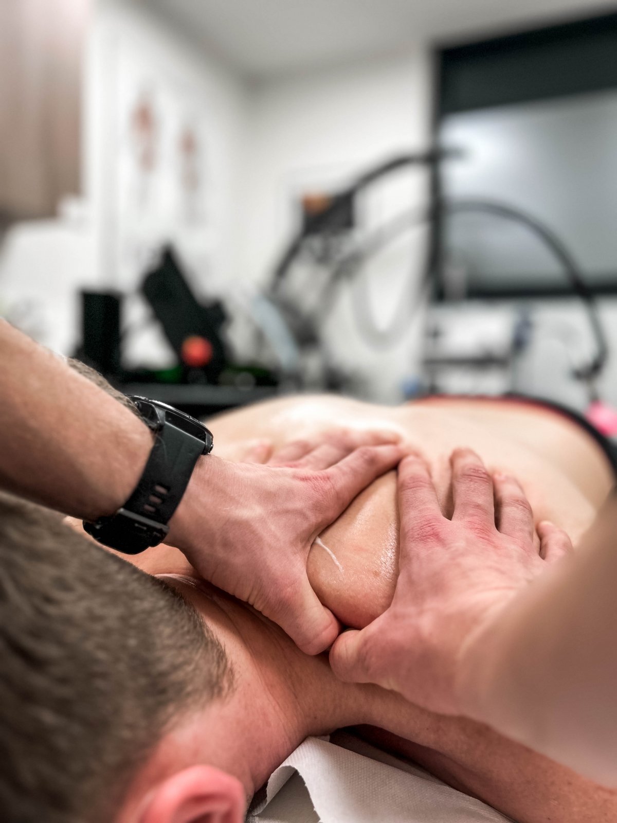 masaža zgornjega dela hrbta