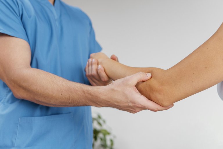 Bolečine v komolcu – Vzroki in zdravljenje