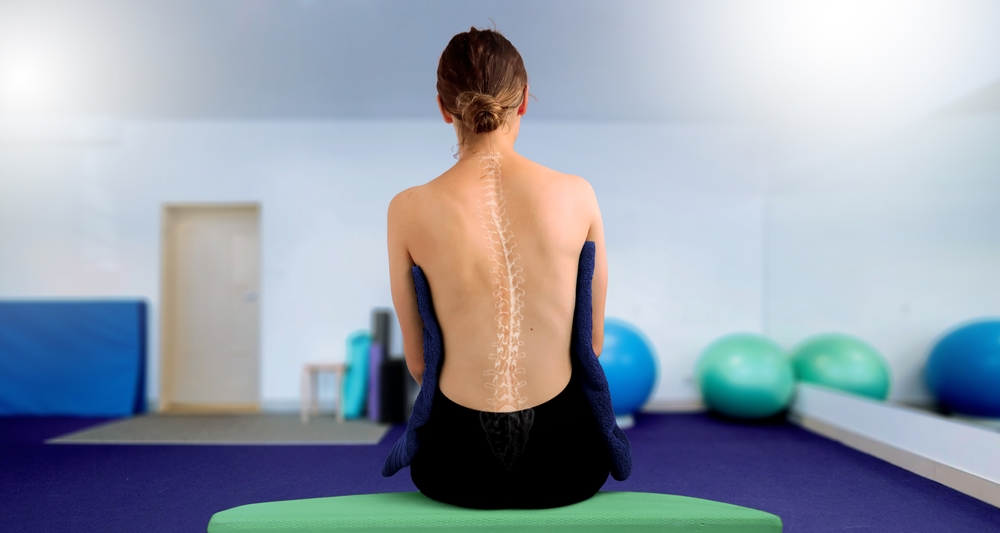 Dekstrokonveksna deviacija hrbtenice – kako nastane in kako jo zdravimo?