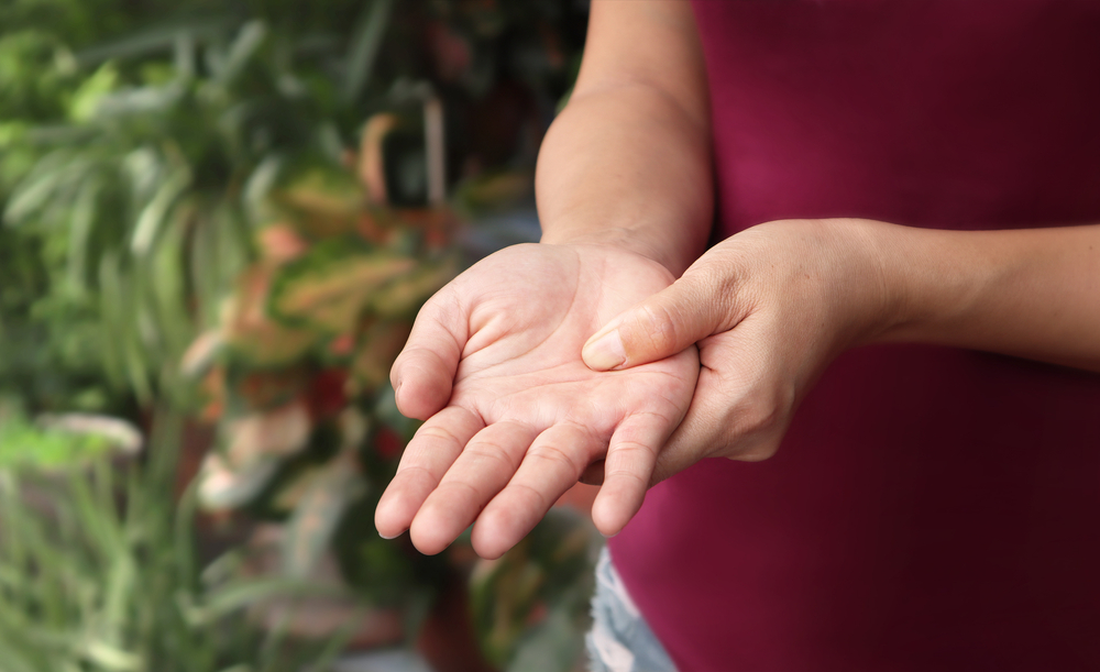Mravljinci v rokah (parestezija) - kaj jih povzroča in kako si pomagati?