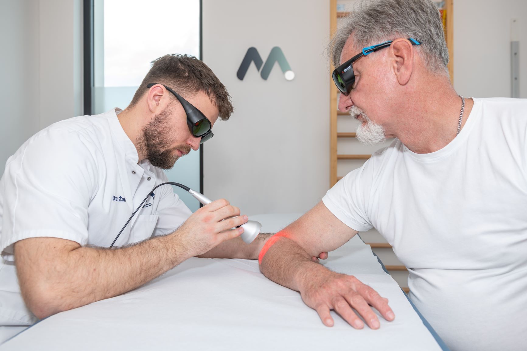 Medicofit močan udarec v kost fizioterapija